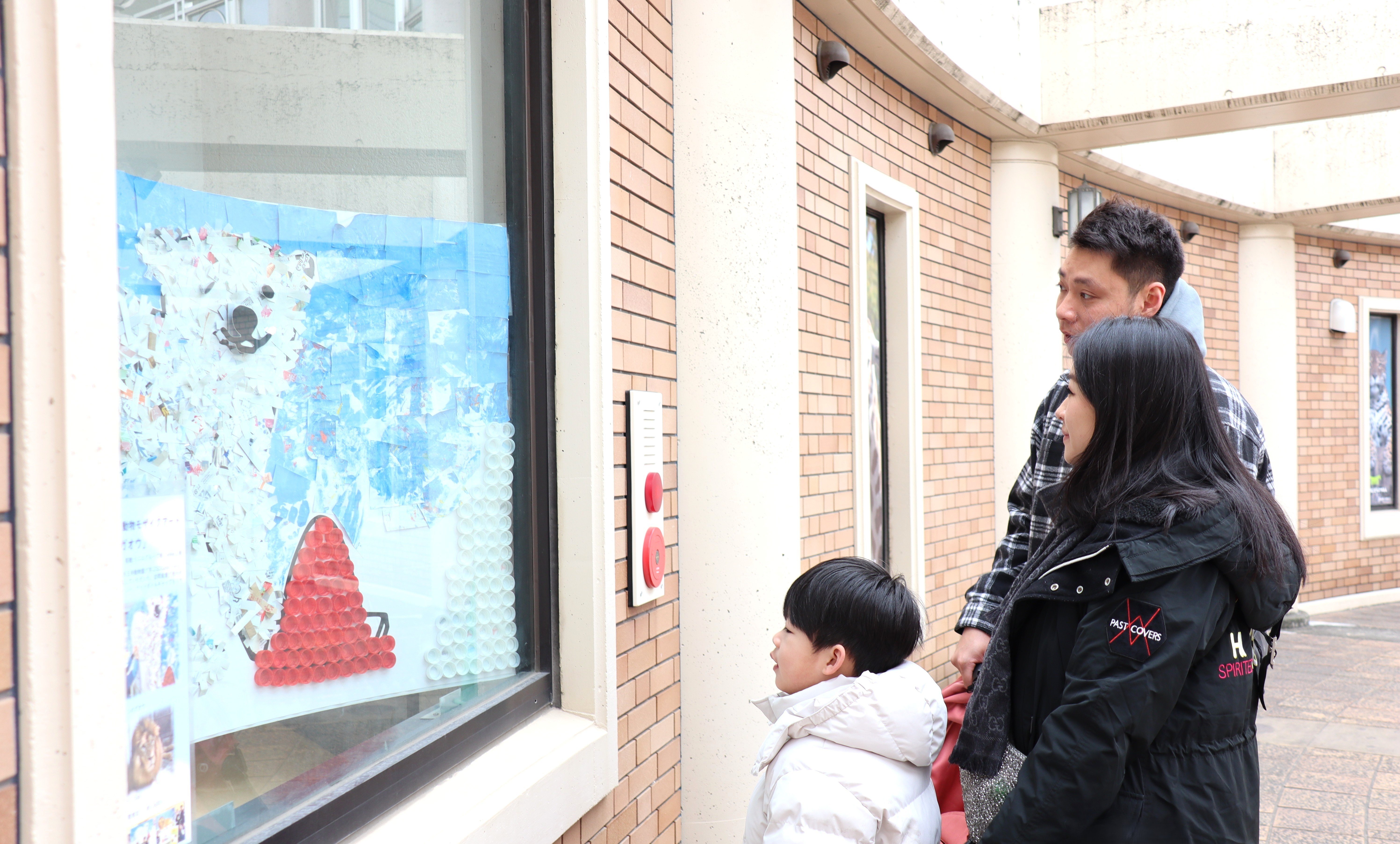 【大阪・天王寺動物園】1,600人と作った「廃材モザイクアート」が新世界ゲートに常設展示決定！訪問看護等の廃材が、ホウちゃん・ガオウのアートに生まれ変わる